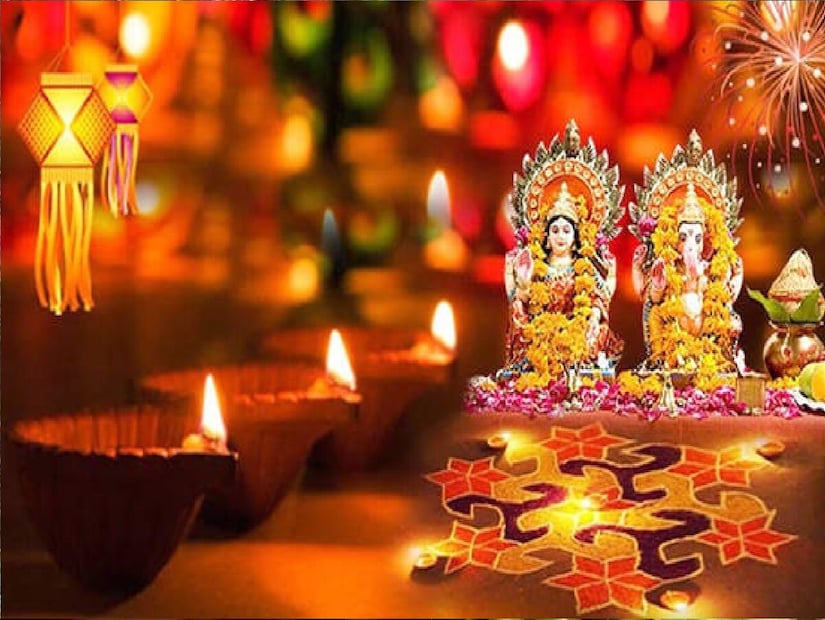 *এপার বাংলার বাঙালিরা, যারা কোজাগরী পূর্ণিমায় লক্ষ্মীপুজো করেন না, তাঁরা অনেকেই কার্তিক অমাবস্যায় মা লক্ষ্মীর পুজো করেন। অমাবস্যা তিথিকে পূজিতা হন দেবী লক্ষ্মী এবং গণেশ। এই পুজোকে দীপান্বিতা লক্ষ্মীপুজো বলা হয়। অবাঙালিরা এদিন লক্ষ্মী ও গণেশের পুজো করেন।