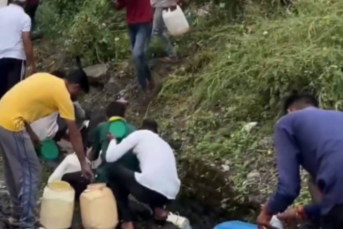 কারও পৌষমাস, কারও সর্বনাশ! দুর্ঘটনার পর মালগাড়ি থেকে ডিজেল চুরি, ভাইরাল ভিডিও কারও পৌষমাস, কারও সর্বনাশ! দুর্ঘটনার পর মালগাড়ি থেকে ডিজেল চুরি, ভাইরাল ভিডিও