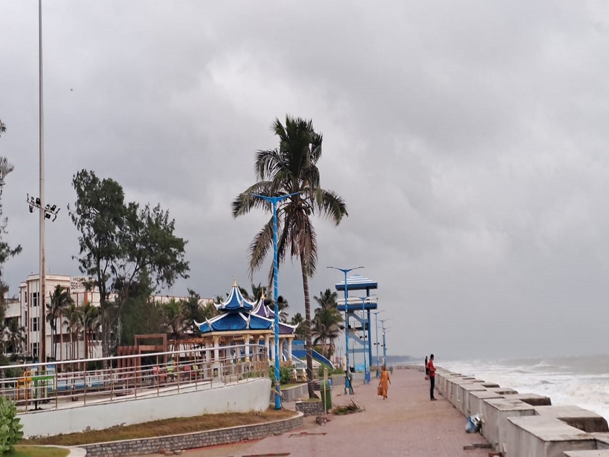 ইচ্ছে না থাকলেও বেড়ানো অসম্পূর্ণ রেখেই দিঘা থেকে ফিরতে হয়েছিল অনেককে৷ শেষ পর্যন্ত দানার ধাক্কা সামলে ফের ছন্দে ফিরছে বাঙালির প্রিয় সৈকত শহর৷ 