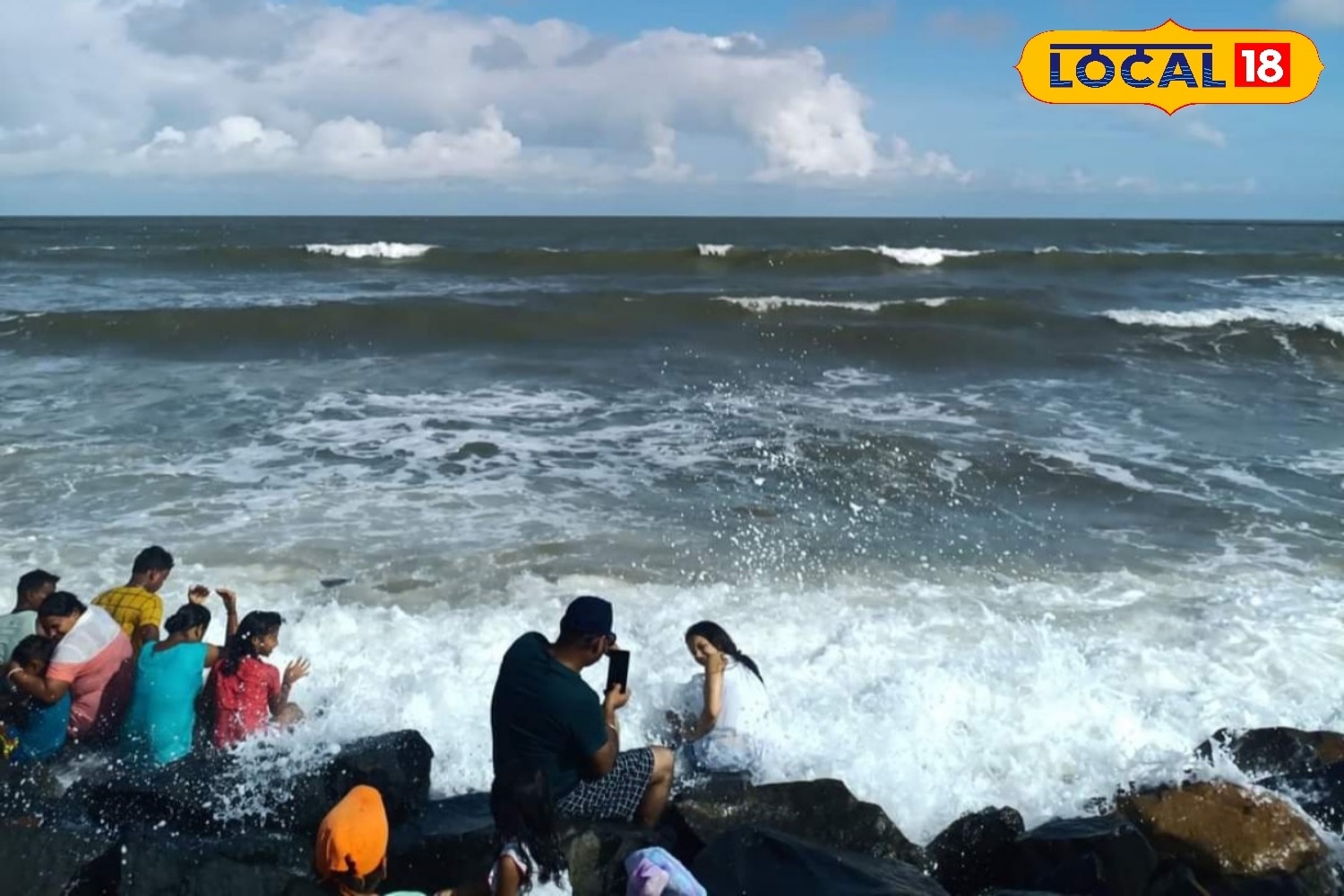 *কলকাতা-সহ দক্ষিণবঙ্গের জেলাগুলিতে মূলত আকাশ পরিষ্কার থাকবে। স্থানীয়ভাবে কোন কোন জেলায় আংশিক মেঘলা আকাশ। বজ্রবিদ্যুৎ-সহ হালকা বৃষ্টি সম্ভাবনা। ফাইল ছবি। 