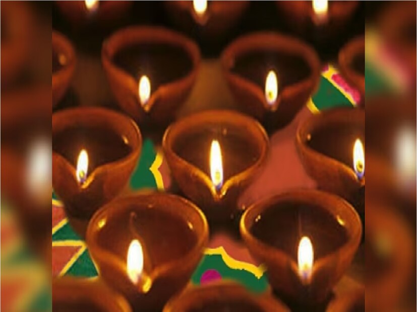 তাই দীপাবলির সময় বাড়িতে রাখা এই জাতীয় অনেক জিনিস দান করা আপনাকে দরিদ্র করে তুলতে পারে। সেই জিনিসগুলোর মধ্যে একটি হল গয়না।