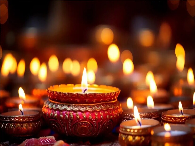 *বিশ্বাস করা হয়, দেবী লক্ষ্মী ঘরে ঘরে যান এবং তাঁর ভক্তদের সুখী, সমৃদ্ধ এবং ধনী থাকার জন্য আশীর্বাদ করেন। সংগৃহীত ছবি।
