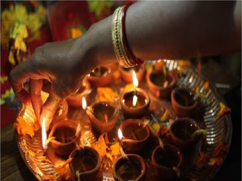 অলঙ্কার দান: দেবী লক্ষ্মীর প্রতীক হিসাবে সোনার গয়না বিবেচনা করা হয়। তাই যে কোনও সোনা বা রূপার গয়না কেনার সময় প্রথমেই দেবী লক্ষ্মীর সামনে গয়না রাখা হয়। Photo- Representative