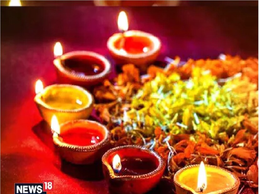 বাস্তুশাস্ত্র অনুসারে, আপনার কখনও নিকট আত্মীয় বা বন্ধু বান্ধবকে আপনার গয়না দান করা উচিত নয়। বিশেষ করে কাউকে মঙ্গলসূত্র দেবেন না। Photo- Representative