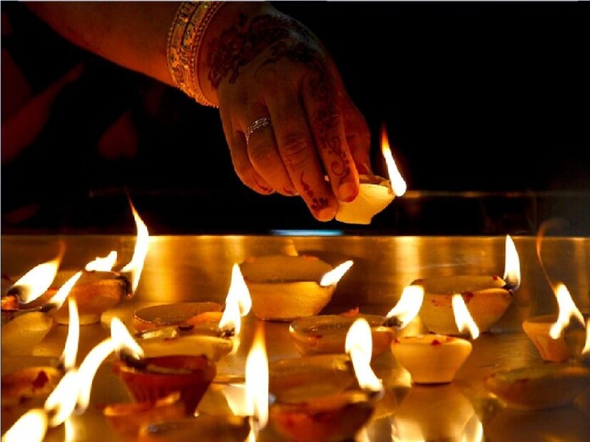 : ১৫ দিন পরেই দীপাবলি । তবে দীপাবলীর আগে ভুলেও এই জিনিসগুলো কারোকে দান করবেন না নইলেই সংসারে নেমে আসবে চরম অর্থাভাব । আমরা না জেনেই অনেক সময় মানবিকতার খাতিরে সময়সূচি না মেনেই বিভিন্ন জিনিস দান করে থাকি। Photo- Representative  : ১৫ দিন পরেই দীপাবলি । তবে দীপাবলীর আগে ভুলেও এই জিনিসগুলো কারোকে দান করবেন না নইলেই সংসারে নেমে আসবে চরম অর্থাভাব । আমরা না জেনেই অনেক সময় মানবিকতার খাতিরে সময়সূচি না মেনেই বিভিন্ন জিনিস দান করে থাকি। Photo- Representative