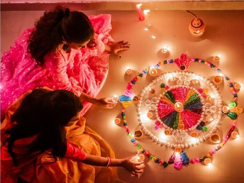 দুর্গাপুজো শেষ হতে না হতেই শুরু হয়ে যায়  কালীপুজোর প্রস্তুতি৷  আলোর উৎসবে ছোট থেকে বড়রা সকলেই মেতে ওঠে৷ আর মাত্র কয়েকদিন পরই দীপাবলি৷ কবে পড়েছে দীপাবলি, তা নিয়ে অনেকের মধ্যে এখনও বিভ্রান্তি রয়েছে৷ দীপাবলি ৩১ অক্টোবর নাকি ১ নভেম্বর৷
