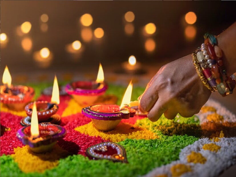 *জ্যোতিষী এবং হস্তরেখাবিদ বিনোদ সোনি পোদ্দার বলেন, দীপাবলি সর্বদা অমাবস্যার দিন উদযাপিত হয়। এটি অমাবস্যার রাতে উদযাপনের একটি উৎসব। দীপোৎসব শুধু রাতেই পালিত হয়। ৩১ অক্টোবর ২০২৪, বৃহস্পতিবার, নতুন চাঁদের উদয় শুরু হবে দুপুর ২টা ৪০ মিনিটে। তার আগে চতুর্দশী তিথি। এই কারণে এ বছর ৩১ তারিখ দীপাবলি পালিত হবে। সংগৃহীত ছবি। 