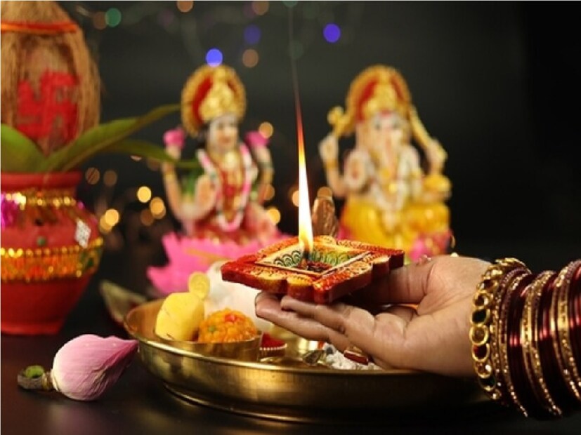 এবছর ২ দিন ধরে পালিত হবে দীপাবলি৷ ৩১ অক্টোবর এবং ১ নভেম্বর দীপাবলি চলবে৷ তবে কালীপুজো হবে ৩১ অক্টোবর ২০২৪, বৃহস্পতিবার৷ কার্তিক অমাবস্যা তিথি শুরু হবে ৩১ অক্টোবর দুপুর ৩টে ৫৫ মিনিটে। সেদিন রাতেই  মা কালীর আরাধনা হবে। এবং তার পরের দিন ১ নভেম্বর ২০২৪ শুক্রবার সকাল ৬টা ১৫ মিনিট পর্যন্ত থাকবে অমাবস্যা। সেই দিনটিও দীপাবলি পালিত হবে।