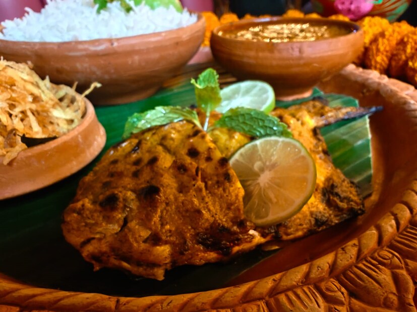 স্টার্টারে থাকছে ছানার কোর্মা। নারকেল, কাজু বাদামের পেস্টের সঙ্গে মটরশুঁটি, দই আর মশলা মাখানো কটেজ চিজ নাগেটস। পাতে বরফের শুভ্রতা বিরাজ করবে। এরপর থাকছে কষা মাংসের সিঙ্গাড়া। তবে সাধারণ সিঙ্গাড়ার মতো ময়দার নয়। ফ্রায়েড প্যাস্ট্রিতে থাকবে মাটনের পুর। মাটন রাগু আর মাংস জেল কাসুন্দি সরষে দিয়ে পরিবেশন করা হবে। এবার পাতে পড়বে ‘বক চয় র‍্যাপড সর্ষে ভেটকি’ (Bok Choy Wrapped Steamed Shorshe Bhetki) । এটা কিন্তু ট্রাই করা মাস্ট ৷