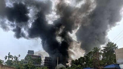 কারখানায় আগুন। কারখানায় আগুন।