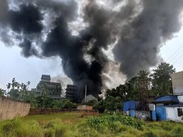 কারখানায় আগুন।