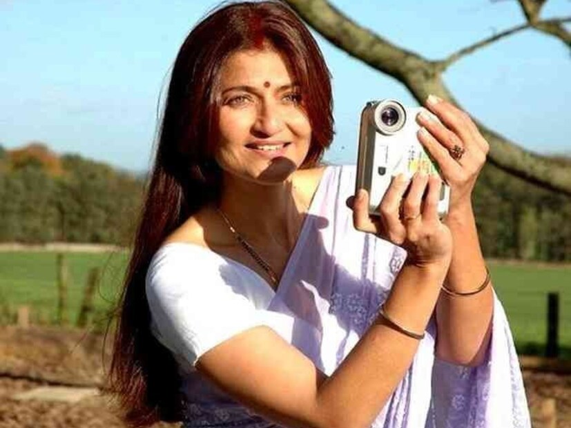 কপিল দেব এবং বলিউড অভিনেত্রী সারিকার ৭০-এর দশকে দেখা হয়েছিল। দু'জনেই তখন তাদের কেরিয়ারের প্রাথমিক পর্যায়ে। কপিল ও সারিকার পরিচয় হয় তাদের কমন ফ্রেন্ডের মাধ্যমে। প্রথম সাক্ষাতের পর দুজনের মধ্যে ঘনিষ্ঠতা আরও বেড়ে যায়। এরপর ধীরে ধীরে তারা একে অপরের সঙ্গে সম্পর্কে জড়ান। কিন্তু তা বেশিদিন স্থায়ী হয়নি। কিছুদিনের মধ্যেই তাঁর সঙ্গে ব্রেক আপ করেন কপিল দেব।