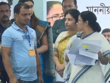 মৃত্যুর ঝুঁকি নিয়ে ১০ জনের প্রাণ বাঁচান হিরো মানিক