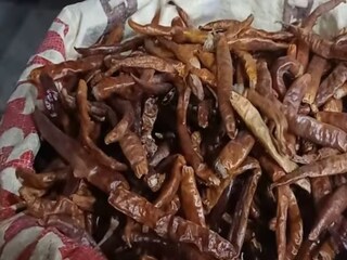 হলুদ লঙ্কাতেই রয়েছে আসল জাদুকাঠি