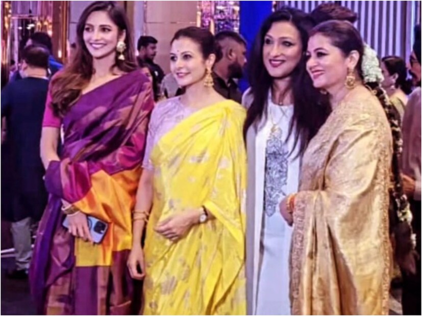 এই মুহূর্তে অভিনেত্রীর প্রতিটা আপডেট জানার জন্য মুখিয়ে রয়েছেন ভক্তরা৷ সম্প্রতি অভিনেত্রীকে দেখা গেল অভিনেতা জিতের ছেলের ১ বছরের জন্মদিনের অনুষ্ঠানে৷ বেশ ধুমধাম করেই সেলিব্রেশন করলেন নায়ক৷ টলিপাড়ার অনেকেই উপস্থিত ছিলেন৷ সেখানেই ঋতুপর্ণা, মোহনার সঙ্গে ছবিতে ধরা দিলেন নায়িকা৷