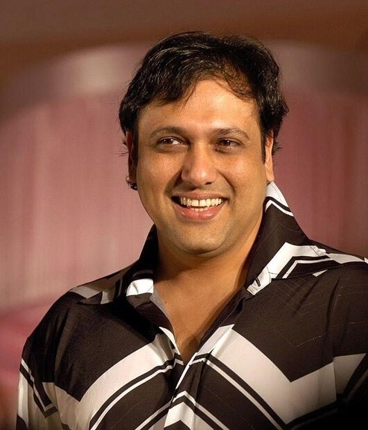 লখনউতে রয়েছে ৯০ হাজার বর্গফুটের চাষজমি। রায়গড়ে ফার্মহাউজ, পরিবার নিয়ে সেখানে ছুটি কাটাতে যান নায়ক। দার্জিলিংয়ে আছে চোখজুড়ানো বাংলো, আমেরিকাতেও একটি ভিলা কিনে ফেলেছেন গোবিন্দা। বাড়ির পরেই আসে গাড়ির কথা। তাও সংগ্রহে বড় কম নয়। ১৫ লাখের ক্রেটা, ৩৪ লাখের টয়োটা ফরচুন, ৩৬ লাখের ফোর্ড এনডেভর, ৪৩ লাখের মার্সিডিজ সি২২ওডি, ৬৪ লাখের মার্সিডিজ বেনজ জিএলসি- কী নেই! বলতেই হয়, পর্দায় যেমন, বাস্তব জীবনেও গোবিন্দা পাক্কা ‘রাজা বাবু’!
