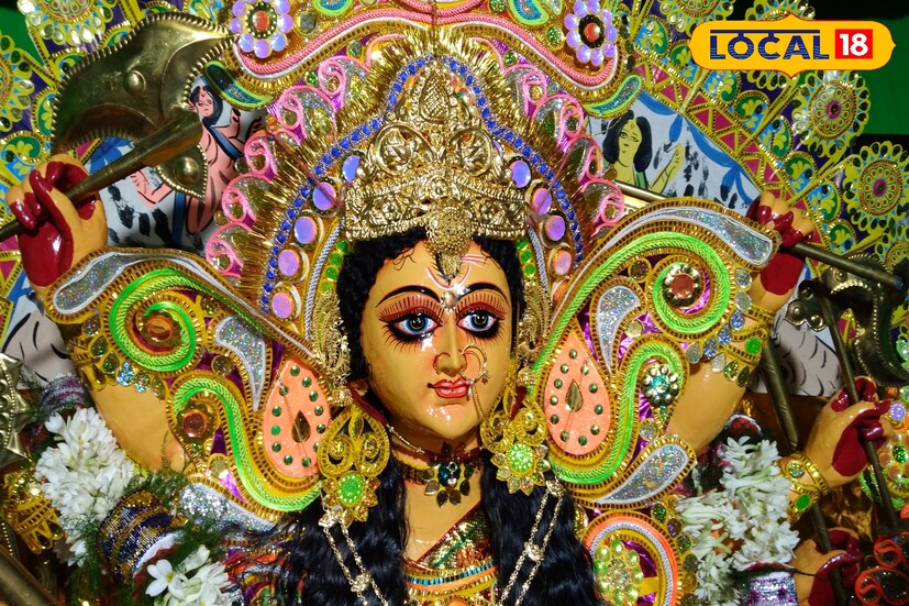 তিনি বলছেন, এই সময় বাড়িতে অখন্ড জ্যোতি জ্বালিয়ে রাখা উচিত। অর্থাৎ দেবীপক্ষের শুরু থেকে নবমী পর্যন্ত অখন্ড জ্যোতি জ্বালিয়ে রাখলে দেবীর শুভশক্তি বিরাজ করে বাড়িতে। সারাবছর কাটে নির্ঝঞ্ঝাটে।