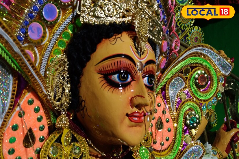 এই ন'দিন ধরে অবশ্যই দেবীকে কর্পূর জ্বালিয়ে আরতি করুন। সকাল-সন্ধ্যা দু'বার দেবীর আরতি করলে তার বিশেষ আশীর্বাদ পাওয়া যায়।