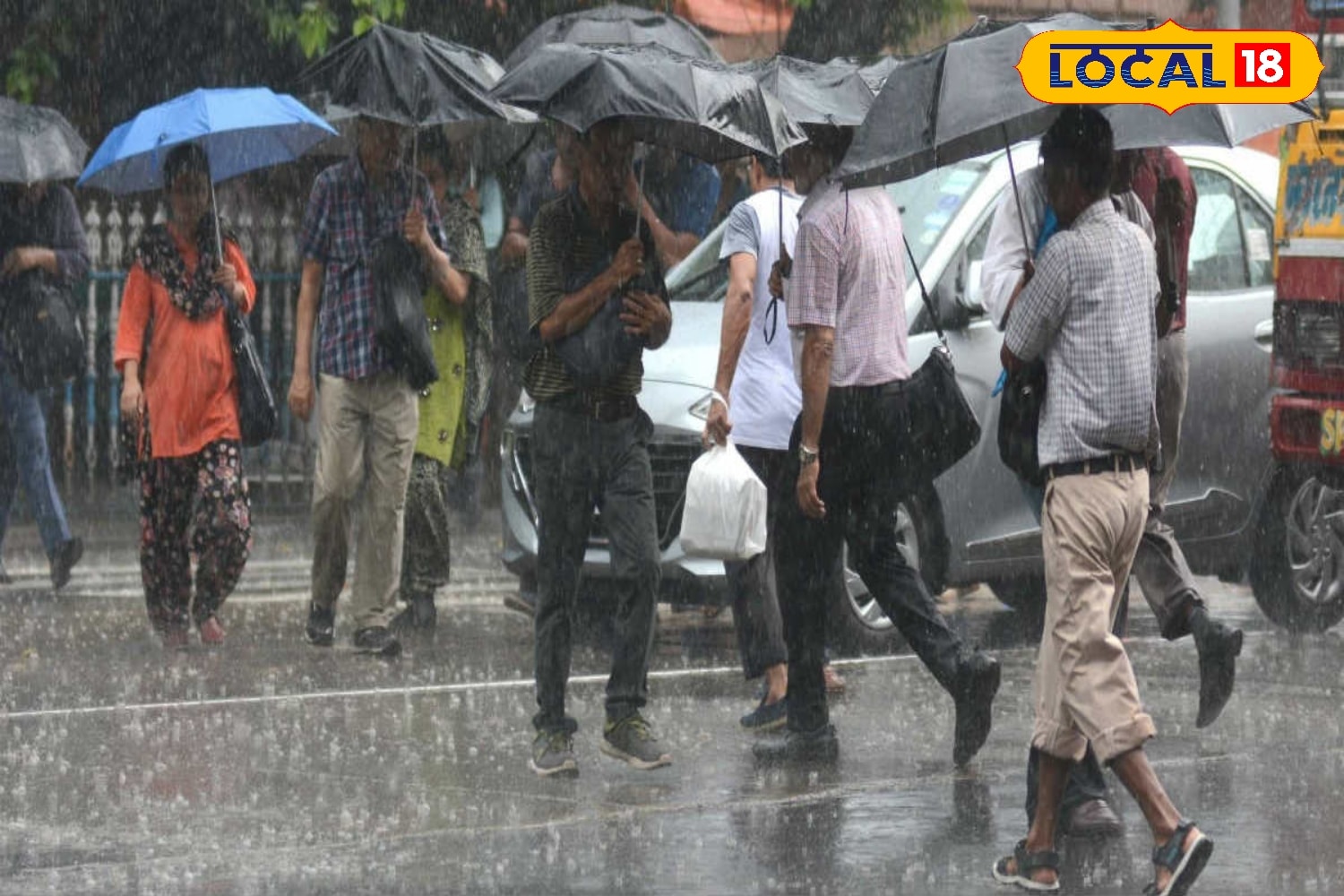 দুর্গাপুজোর আগে ফের আবহাওয়ার রদবদল। ফের বৃষ্টিতে ভাসবে দক্ষিণবঙ্গ, রেহাই পাবেনা উত্তরবঙ্গও। টানা বৃষ্টিতে ভাসবে গোটা বাংলা। মহালয়ার দিন থেকেই বাড়তে পারে বৃষ্টি।