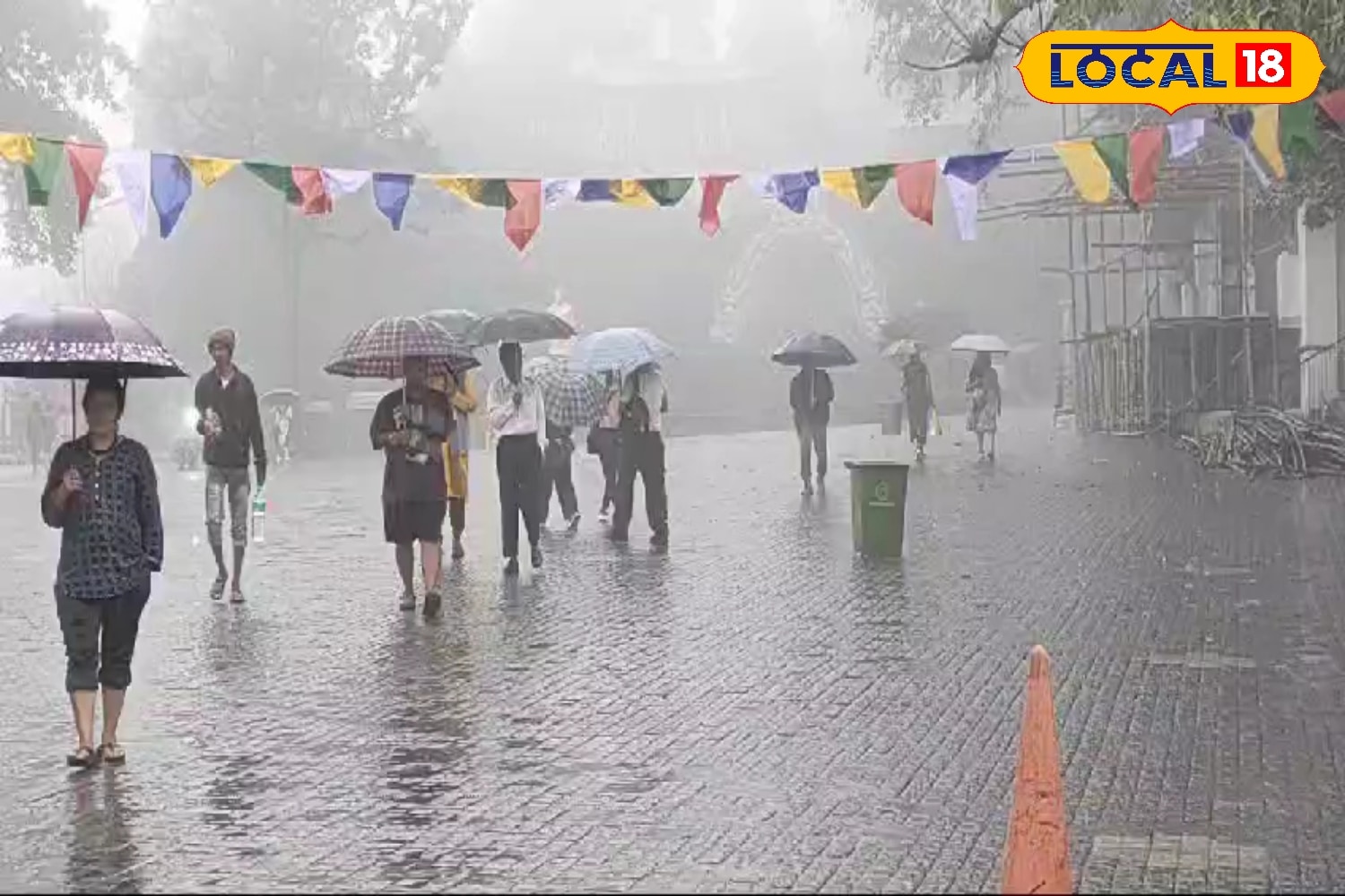 মঙ্গলবার উত্তরবঙ্গের  দার্জিলিং জলপাইগুড়ি  কালিম্পং, আলিপুরদুয়ার এবং কোচবিহার এই পাঁচ জেলাতেই দফায় দফায় চলবে বৃষ্টিপাত। বজ্রবিদ্যুৎসহ বৃষ্টিপাত হলেও ভারী বৃষ্টির তেমন সম্ভাবনা নেই। দার্জিলিং কালিংপং এবং জলপাইগুড়ি এই তিন জেলায় জারি রয়েছে হলুদ সতর্কতা।