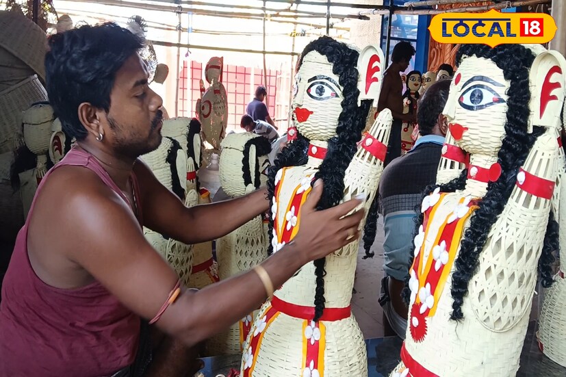 সেই মতো হাওড়া বালুটিকিরি সজীব সংঘে বাঁশের বিভিন্ন সামগ্রী ব্যবহার করে সেজে উঠছে পুজো মণ্ডপ।