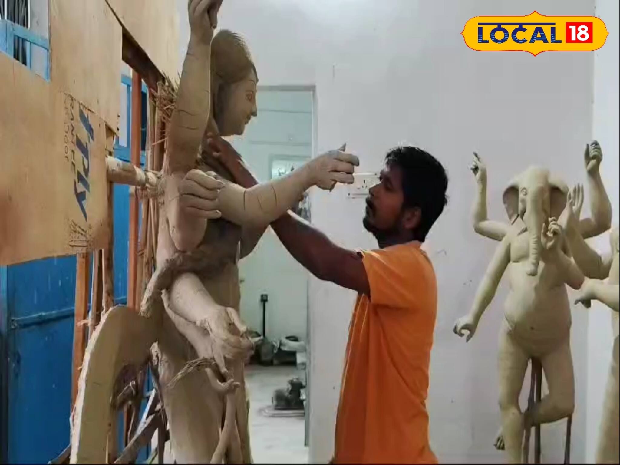 অধ্যাপকের হাতেই তৈরি হচ্ছে এবার বিগ বাজেটের পুজোর প্রতিমা