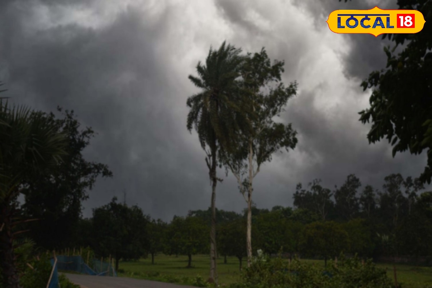 মালদহ: ধেয়ে আসছে বজ্রবিদ্যুৎ সহ বৃষ্টি। আকাশ মেঘলা রয়েছে সকাল থেকেই। যে কোনও মুহূর্তে ঝড়ের সঙ্গে মুষলধারে বৃষ্টি নেমে আসার সম্ভাবনা রয়েছে।