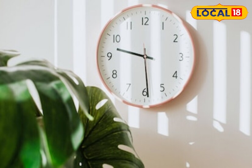 প্রত্যেকের বাড়িতেই দেওয়াল ঘড়ি থাকে। তবে বাড়ির সুখ-শান্তি বজায় রাখতে বাস্তুশাস্ত্র মেনে ঘড়ি রাখা উচিত। প্রত্যেকের বাড়িতেই দেওয়াল ঘড়ি থাকে। তবে বাড়ির সুখ-শান্তি বজায় রাখতে বাস্তুশাস্ত্র মেনে ঘড়ি রাখা উচিত।