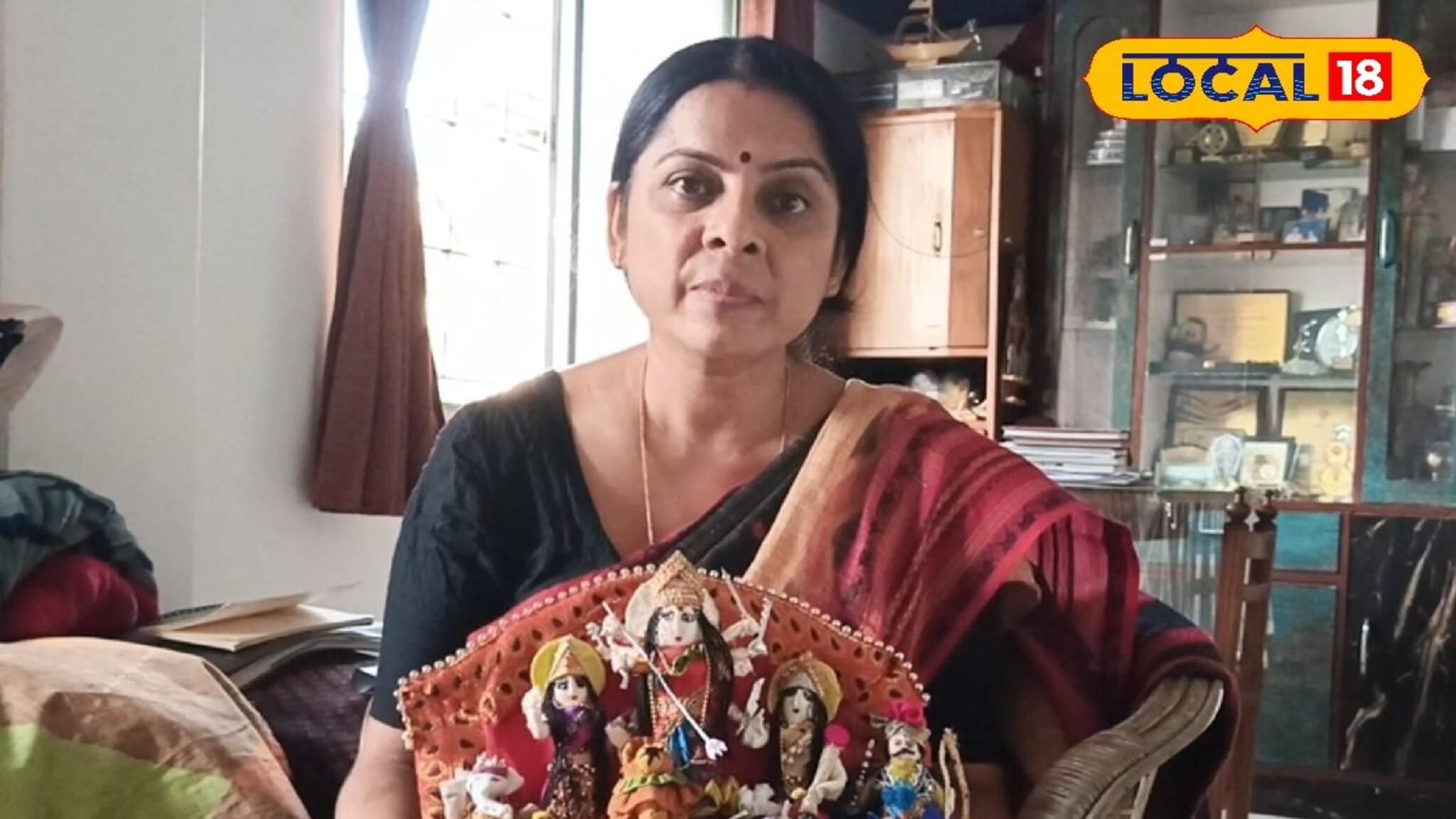 Durga Puja 2024: টুকরো কাপড়েই এমন সুন্দর দুর্গা মূর্তি! তাক লাগালেন গৃহবধু