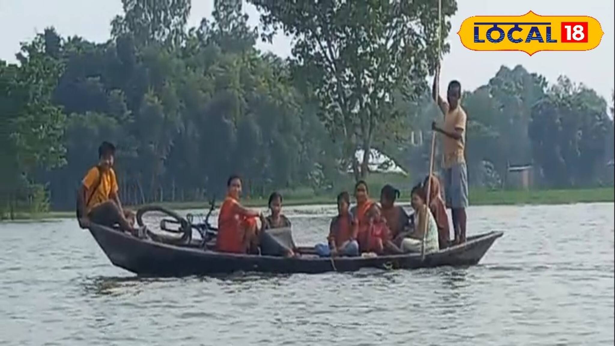 পুজোর আনন্দ ম্লান! ভাসছে গ্রামের পর গ্রাম! ‌যাতায়াতের ভরসা শুধু নৌকা