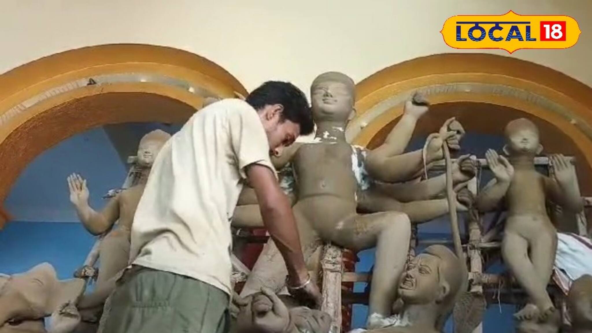 টোটো চালক থেকে মৃৎশিল্পী ! সকালে টোটো চালিয়ে রাতে প্রতিমা গড়েন  বৈঁচির রঞ্জু