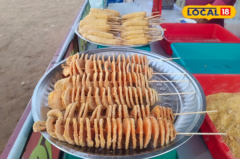 পুজোর সময় অনেকেই ছোটখাটো ব্যবসা শুরু করতে চান। অনেকে আবার এই সময় দোকান দিয়ে বাড়তি কিছু উপার্জন করে নিতে চান। আপনার পরিকল্পনাও এমন হলে, শুরু করতে পারেন পটেটো স্প্রিং রোলের দোকান।