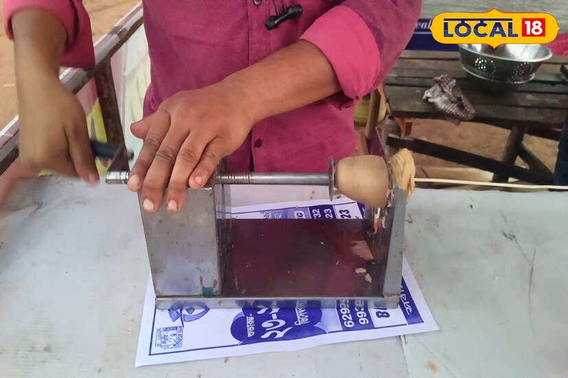 পটেটো স্প্রিং রোলের ব্যবসা করেন দীপক ঝাঁ। তিনি বলছেন, এমন একটি উৎসবকে কেন্দ্র করে তিনি ব্যবসা শুরু করেছিলেন। এখন তার ব্যবসা দুর্দান্ত গতিতে চলছে। এই ব্যবসার জন্য আপনার প্রয়োজন পড়বে একটি পটেটো স্প্রিং রোল মেকার মেশিন, আর একটি ডিপ ফ্রায়ার। যেগুলি আপনি ৪ থেকে ৫ হাজার টাকার মধ্যে পেয়ে যাবেন।