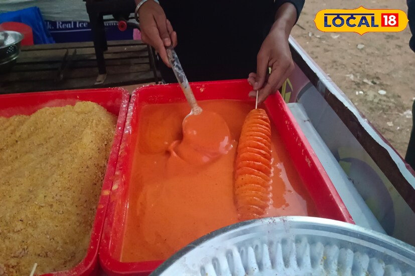 এছাড়া কাঁচামাল হিসেবে আপনার আলু, তেল এবং বেশ কিছু মশলা লাগবে। লাগবে কিছু শিক। আলুর মধ্যে শিক ভরে সেটিকে স্প্রিং রোল মেকারে দিতে হবে। সেখান থেকে স্প্রিংয়ের আকারে বেরিয়ে আসবে আলু। তারপর সেটি ব্যাটারে ডুবিয়ে ডিপ ফ্রাই করে নিলে তৈরি পটেটো স্প্রিং রোল।