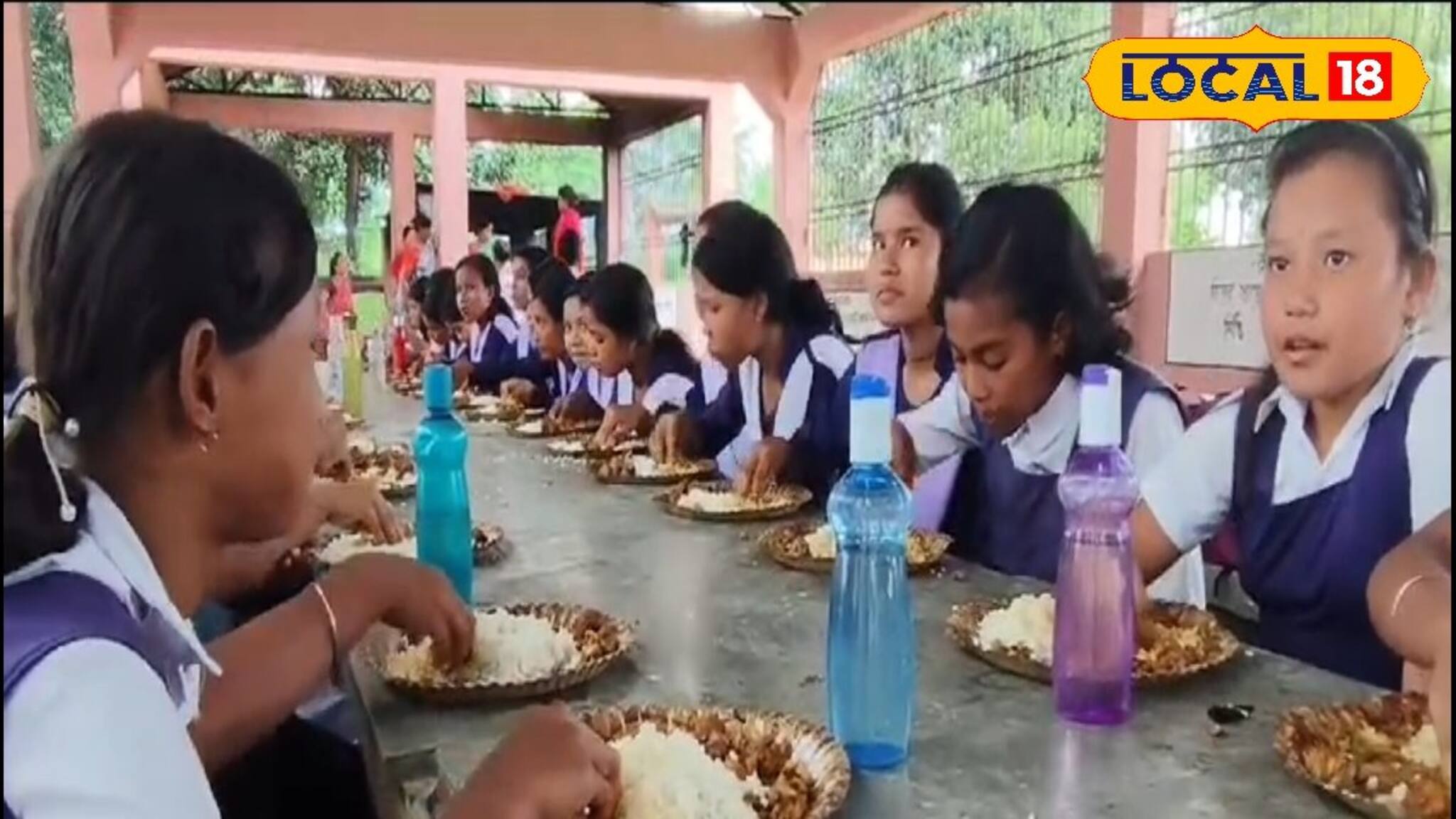 পুজোর ছুটির আগে মিড ডে মিলে হরেক রকম পদ! জমিয়ে চলছে ভুরিভোজ