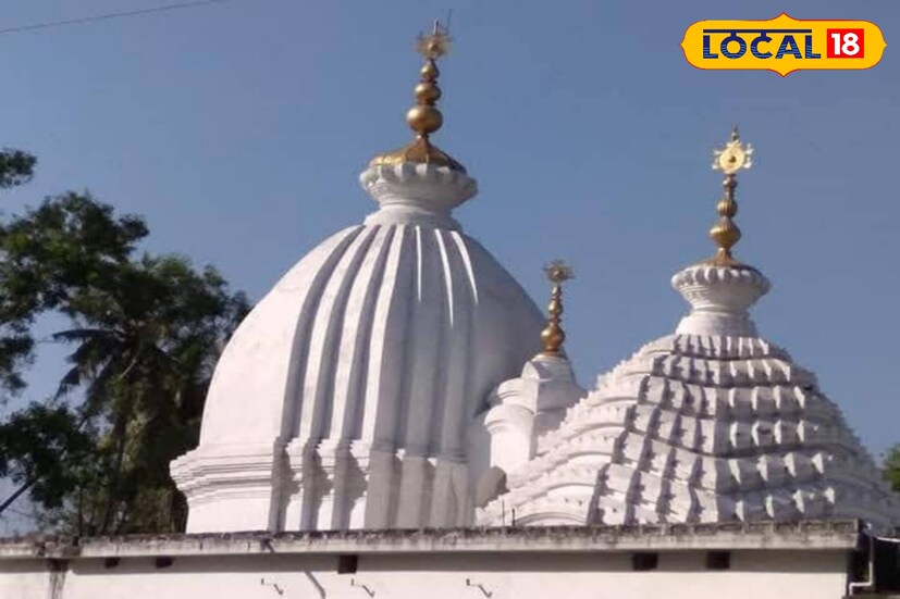 দুর্গাপুজোর সময় প্রাচীন স্থাপত্য কলার পাশাপাশি এই রাজবাড়িতে বাড়তি পাওনা রাজবাড়ির দুর্গাপুজো। প্রাচীন রাজবাড়ির দুর্গাপুজোয় পুজোর যেকোনও একদিন ঘুরে বেড়ানোর আনন্দ নিতে পঁচেট গড়ে আসুন।
