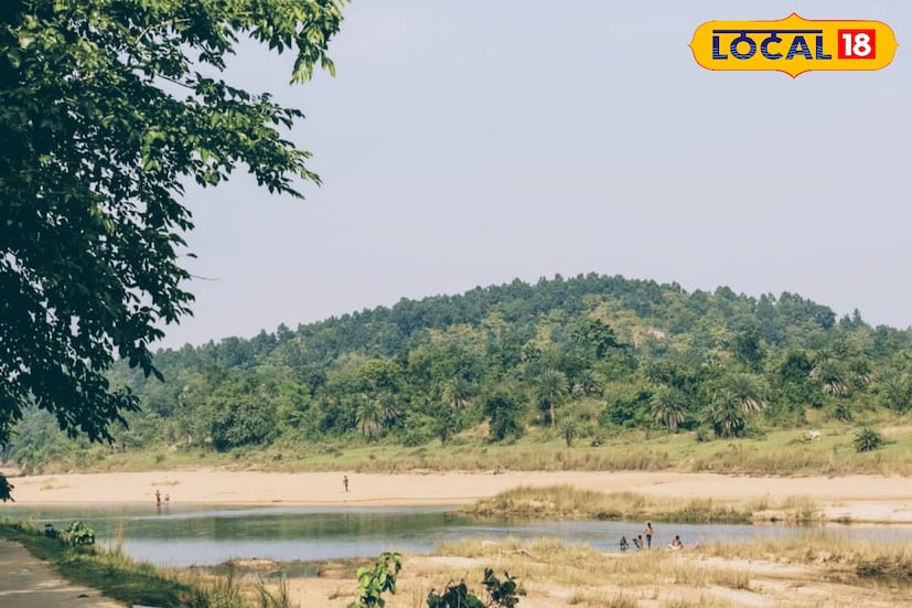 *কংসাবতী নদীর তীরে বড়দি পাহাড়। পাহাড় সবুজ গাছপালায় আবৃত। 