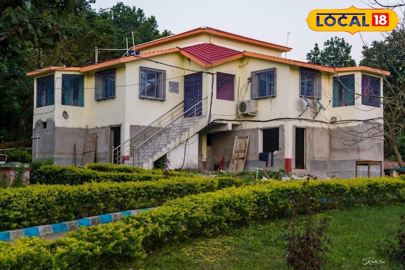 পাহাড়ের পাশেই রয়েছে রিসর্ট এবং থাকার জায়গা। প্রকৃতিপ্রেমিক দেবনাথ মোদক বলেন, 
