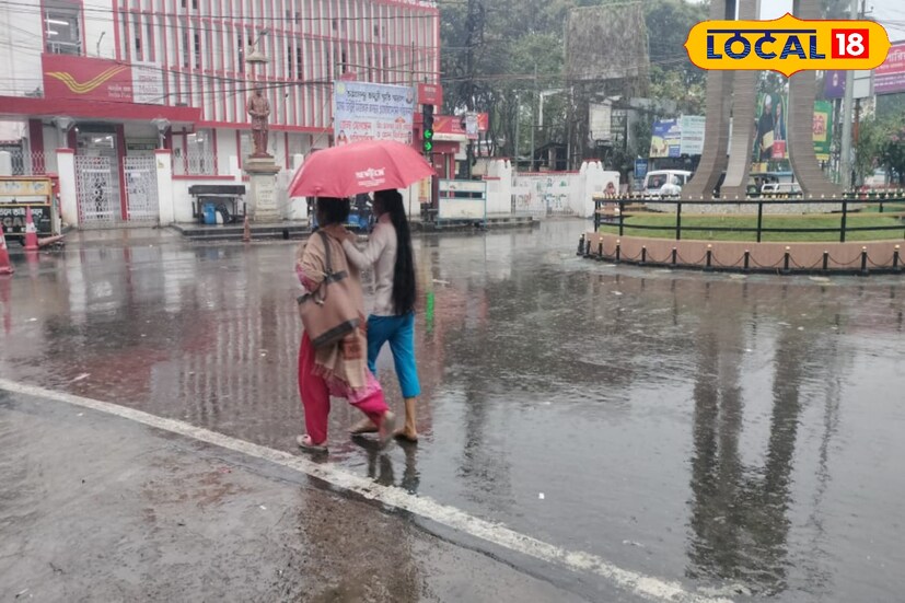 মালদহ: পঞ্চমীর সকাল থেকেই বৃষ্টি। বিক্ষিপ্ত বৃষ্টিপাত হচ্ছে গৌড়বঙ্গের জেলাগুলিতে। কোথাও কোথাও আকাশ মেঘলা রয়েছে। দিনভর হালকা বৃষ্টির সম্ভাবনা রয়েছে।