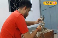 নিজের তৈরি মূর্তিকে পুজো! হাতখরচ জমিয়েই শিল্পকে প্রাণদান ছাত্রের