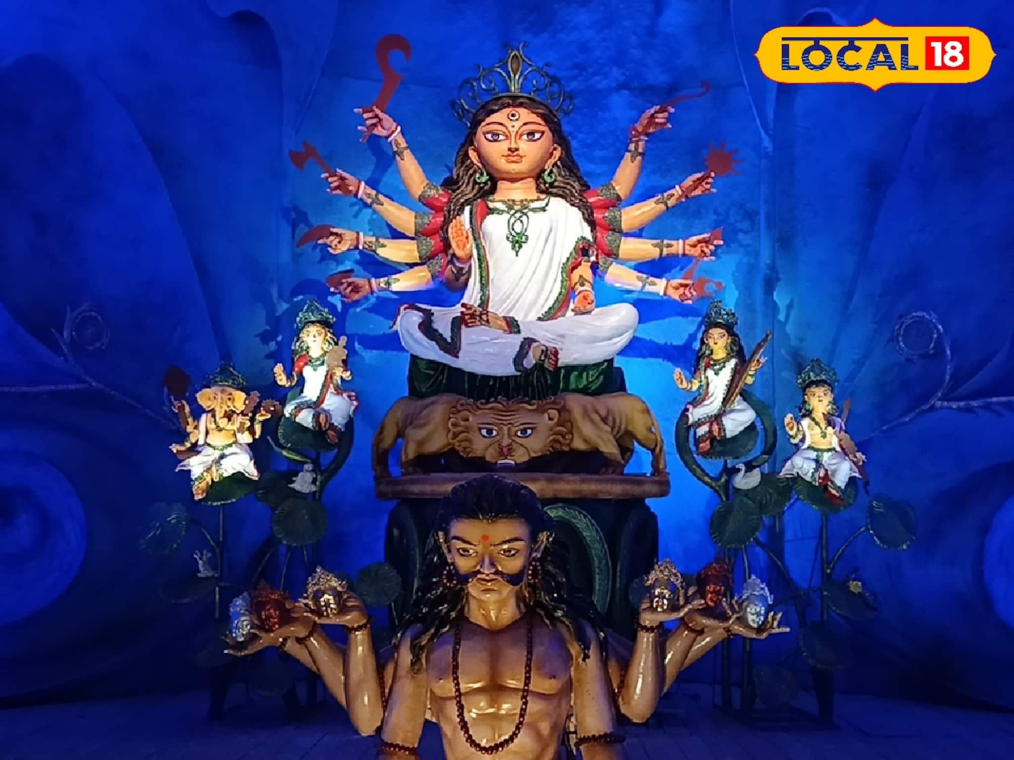 দুর্গা পুজোয় আকর্ষণীয় থিম দিনহাটার এই পুজোয়! আকর্ষণ করছে বহু মানুষকে