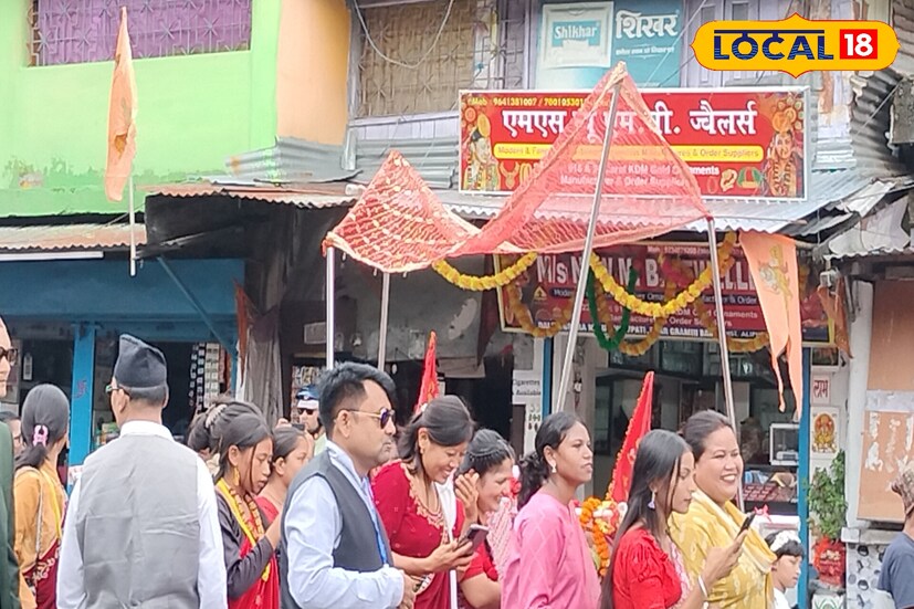 সপ্তমীতে ফুলপাতি শোভাযাত্রায় মেতে ওঠেন নেপালি সম্প্রদায়ের মানুষেরা। জয়গাঁ এলাকায় সবচেয়ে বড় অনুষ্ঠান আয়োজিত হয়।