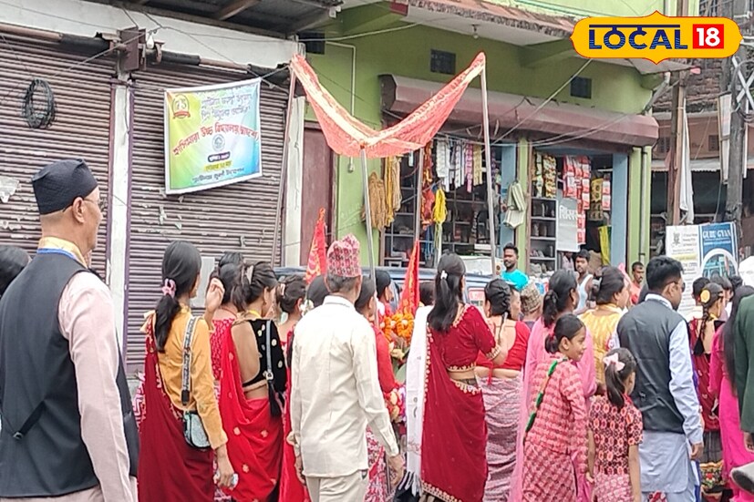 ফুলের পালকি কাঁধে নিয়ে বিশেষ করে মহিলারা বের করেন শোভাযাত্রা 