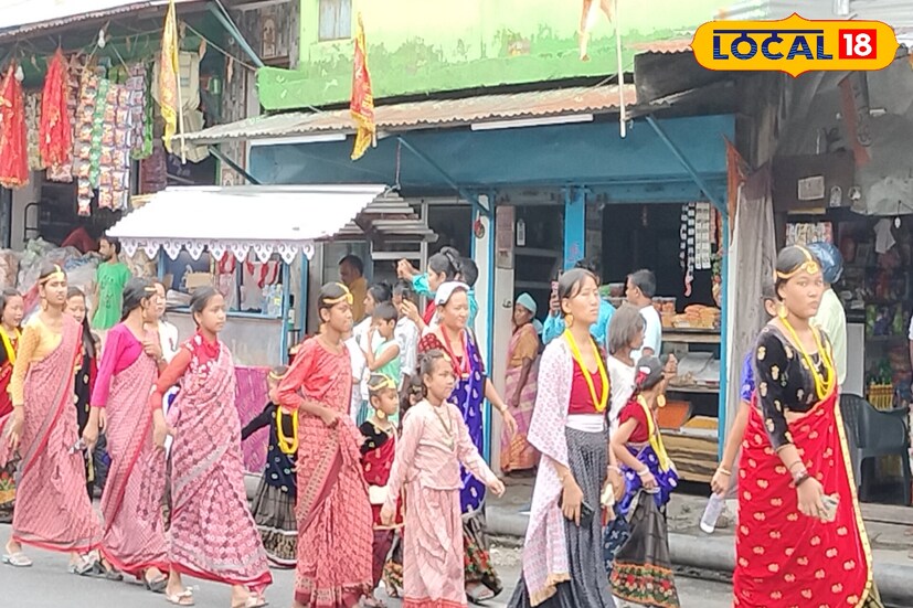 রংবেরঙের পোশাকের পাশাপাশি শোভাযাত্রায় নেপালি মহিলাদের নৃত্য, যা দেখতে অসাধারণ লাগে 