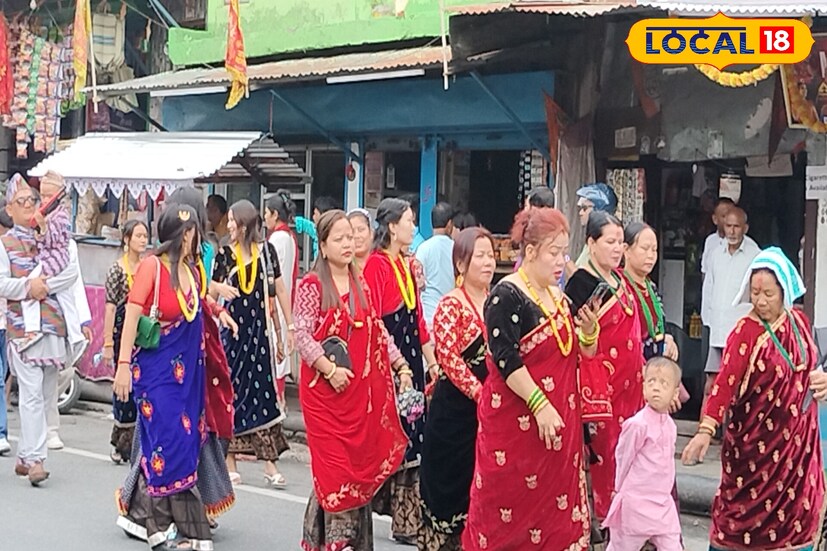 এই অনুষ্ঠানে নিজস্ব সংস্কৃতির পোশাক পরিধান করেন নেপালি মহিলারা 