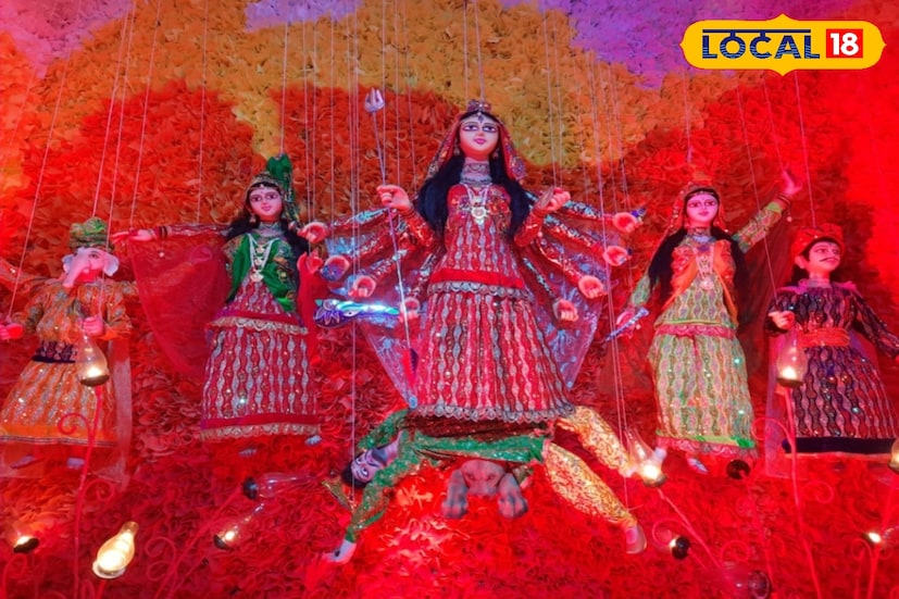 মধ্য শিবপুর বন্ধু মহল ক্লাবের ৩৪তম বর্ষে থিম কালার থেরাপি। তাঁদের পুজো ৩৪ বছরে পড়েছে। আড়াই লক্ষ ড্রপার দিয়ে মণ্ডপের কাজ হচ্ছে। বিভিন্ন রঙ সমাজের বিভিন্ন দিক নিয়ে কেমন বার্তা দেয়, তা ফুটিয়ে তোলা হয়েছে।