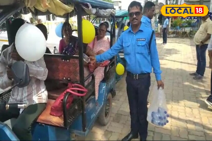 আবার এমন অনেক বৃদ্ধ-বৃদ্ধা রয়েছেন যাদের আর্থিক সঙ্গতি নেই, টাকা খরচ করে গাড়ি ভাড়া করে মণ্ডপ ঘুরে দেখার।সুস্মিতা গোস্বামী 