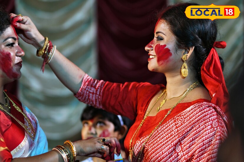 দোকানগুলিতে যে সিঁদুর বিক্রি হয় তাতে নানা রাসায়নিক পদার্থ মিশে থাকে। ত্বকের জন্য যা অত্যন্ত অস্বাস্থ্যকর। তাই সিঁদুর খেলার পরে ত্বকের যত্নে বাড়তি নজর দিতে হবে। এ নিয়ে জানালেন স্কিন স্পেশালিস্ট শুভব্রত রায়।