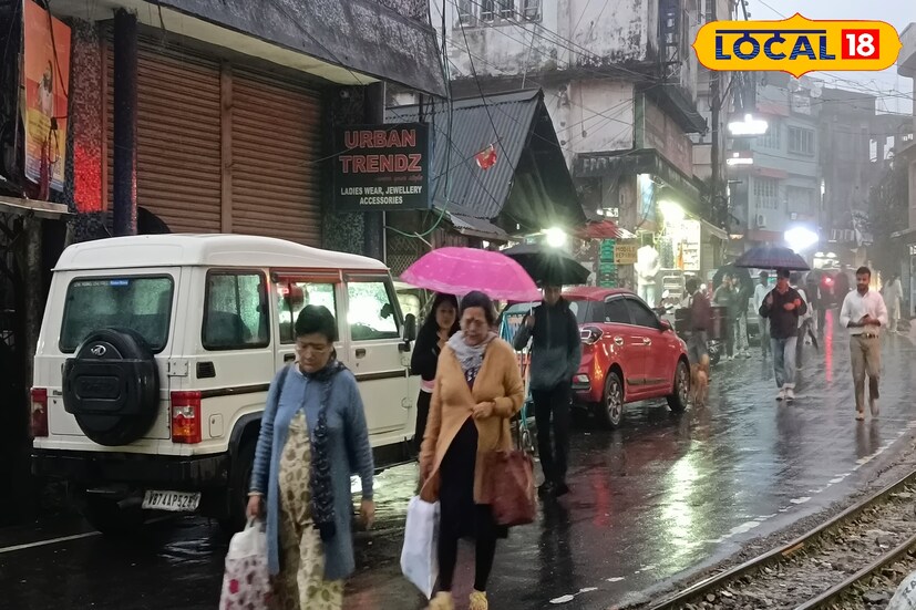 উত্তর এবং দক্ষিণ দুই বঙ্গেই দফায় দফায় বিক্ষিপ্ত আকারে চলবে হালকা থেকে মাঝারি বৃষ্টিপাত বজ্রবিদ্যুৎসহ হালকা থেকে মাঝারি বৃষ্টিপাত হলেও ভারী থেকে অতি ভারী বৃষ্টির কোন সম্ভাবনা নেই বলে জানিয়েছে আবহাওয়া দফতর। পুজোর কয়দিন উত্তরবঙ্গের প্রত্যেকটি জেলায় চলবে হালকা থেকে মাঝারি বৃষ্টিপাত।