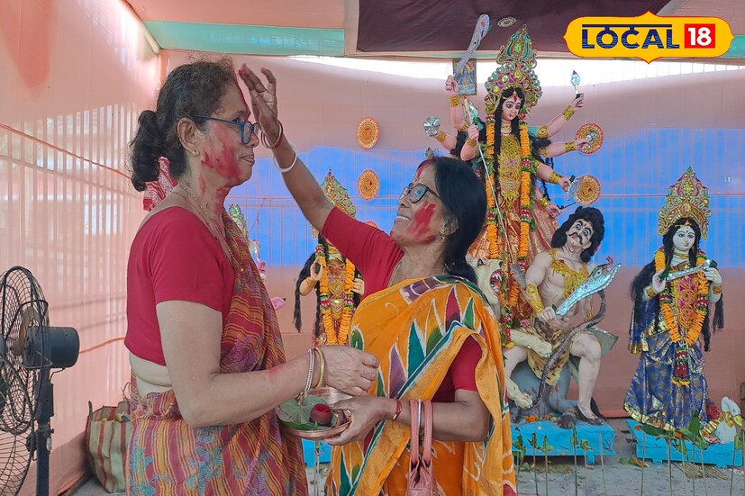 বাপের বাড়ি থেকে কৈলাসের পতিগৃহে রওনা দেবেন ভগবতী, রীতি মেনে সিঁদুর খেলায় মাতল জলপাইগুড়িবাসী! 